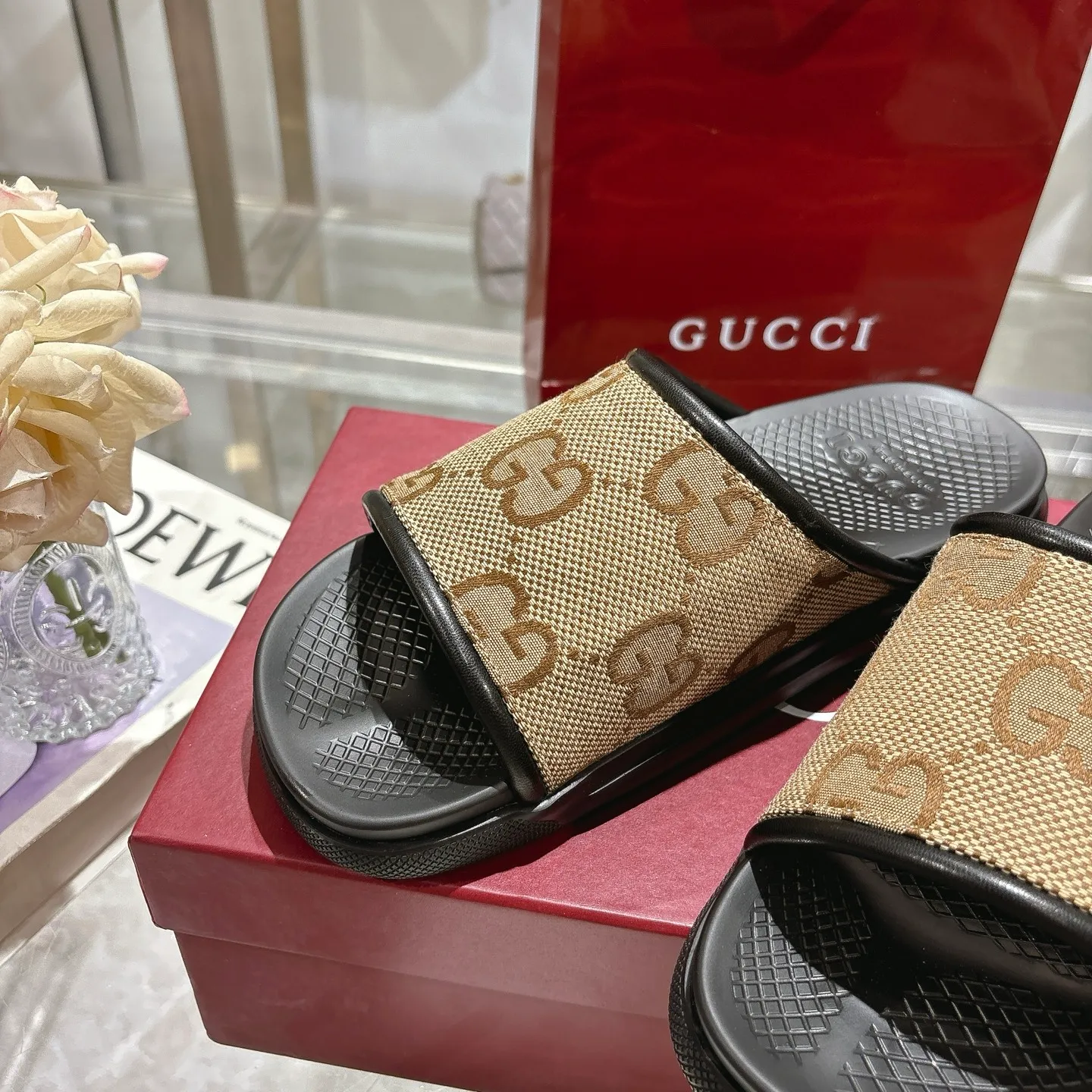 p400🐮🐮New summer men's slip-on slippers. Inspired by the summer spirit and beach clubs of the Italian coast, this piece is part of Gucci Lido. The Pre-Fall collection reinterprets the brand's signature elements and sophisticated patterns in a contemporary way. Made from black rubber, these flat sandals feature a slip-on design that reinterprets the brand's distinctive green and red web design. GG Classic Upper Men's Molded Rubber Footbed Gucci Logo Flat Made in Italy Size: Men's 40 to 47,